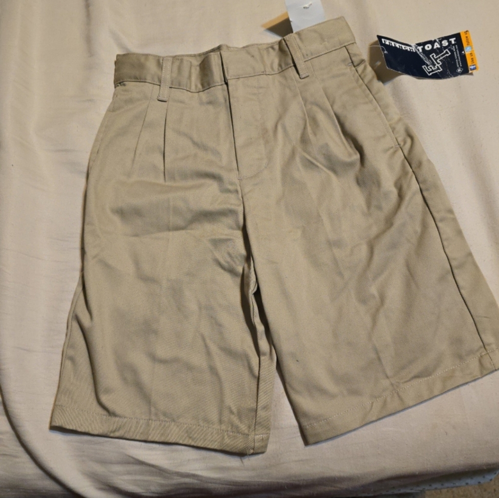 071924 French toast  size 10 waist 25. Short bn pants.#box 94bb#